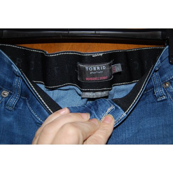 TORRID BOMBSHELL SKINNY PREMIUM STRETCH JEANS SIZE 22S - Picture 3 of 4